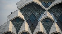 Pekerja terlihat menyelesaikan bagian atap masjid. Selain itu, masjid dengan kapasitas 60 ribu jemaah itu rencananya memiliki Museum Asmaul Husna, Museum Sejarah Islam Indonesia, dan Museum Sejarah Islam Jawa Barat.