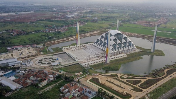Foto udara pembangunan Masjid Al Jabbar di Gedebage, Bandung, Jawa Barat, Senin (18/7/2022). Gubernur Jawa Barat Ridwan Kamil menyatakan progres pembangunan Masjid Raya Al Jabbar sudah mencapai 56 persen. Ditargetkan rampung pada awal tahun 2023.  