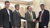 Perdana Menteri Sri Lanka Ranil Wickremesinghe (kanan) berjabat tangan dengan Wakil Menteri Luar Negeri Norwegia Vidar Helgesonis (kedua dari kanan) di Kolombo, 10 Januari 2002, menjelang pembicaraan yang bertujuan untuk membuka negosiasi damai antara Kolombo dan pemberontak Macan Tamil. Wickremesinghe juga sudah tiga kali mencalonkan diri sebagai presiden, dengan pencalonan tahun 1999 dan 2005 lalu berujung kegagalan. Setelah Rajapaksa mundur, Wickremesinghe ditunjuk menjadi Pelaksana Tugas (Plt) Presiden Sri Lanka. Rajapaksa mundur usai unjuk rasa besar-besaran digelar untuk memprotes pemerintahannya yang membawa Sri Lanka ke dalam jurang krisis. Sena Vidanagama/AFP/Getty Images