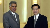 Perdana Menteri Sri Lanka Ranil Wickremesinghe (kiri) berjabat tangan dengan Presiden China Hu Jintao, sebelum pertemuan di Aula Besar Rakyat di Beijing, (12/8/2003). Parlemen Sri Lanka pun berharap Wickremesinghe mampu membawa Sri Lanka keluar dari krisis ekonomi dan politik berkepanjangan. Goh Chai Hin/AFP/Getty Images