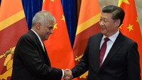 Perdana Menteri Sri Lanka, Ranil Wickremesinghe (kiri) dan Presiden China, Xi Jinping berjabat tangan sebelum pertemuan di Aula Besar Rakyat, (8/4/2016) di Beijing, China. Perolehan suara Wickremesinghe itu jauh di atas perolehan suara dua kandidat lainnya. Mantan Menteri Pendidikan Dullas Alahapperuma (63) yang didukung oposisi utama mendapatkan 82 suara, sedangkan pemimpin sayap kiri Anura Dissanayake (53) hanya mendapatkan tiga suara dukungan saja. Getty Images/Kenzaburo Fukuhara