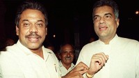 Menteri Senior Mahinda Rajapaksa (kiri) mengikatkan pita kuning di pergelangan tangan pemimpin oposisi utama Sri Lanka Ranil Wickremesinghe pada upacara 11 September 2000 di ibukota Kolombo. Pencalonan Wickremesinghe sebagai kandidat presiden sebelumnya menuai aksi protes, dengan para demonstran juga menuntutnya mundur dari jabatan PM. Sena Vidanagama/AFP/Getty Images