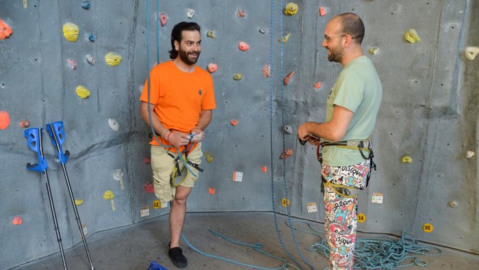 Mengenal Jarah Alhawamdeh, Pendaki Difabel yang Taklukkan Kilimanjaro Jordanian climber Jarah Alhawamdeh, who lost his leg to cancer when he was 15, trains in a gym at Climbat Amman, in Amman, Jordan, July 18, 2022. REUTERS/Muath Freij