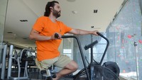 Jarah Alhawamdeh berlatih di gym di Climbat Amman, di Amman, Yordania, Senin (18/7/2022) waktu setempat.   