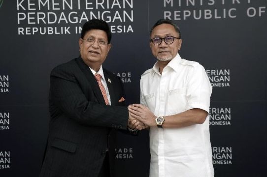 Menteri  Perdagangan  Indonesia  Zulkifli  Hasan  melakukan  pertemuan bilateral dengan Menteri Luar Negeri Bangladesh Abul Kalam Abdul Momen di kantor Kementerian Perdagangan, Jakarta, pada hari ini, Senin, (18/7). (Dok: Kemendag)