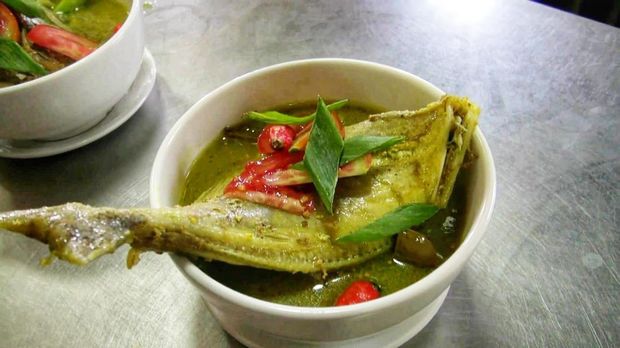 Menu gombyang ikan etong di Lampu Satu Resto Subang.