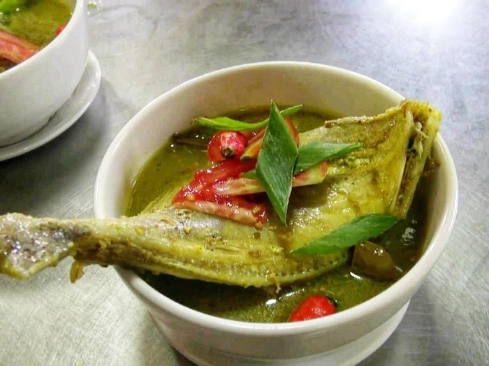 Menu gombyang ikan etong di Lampu Satu Resto Subang.