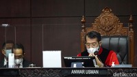 Mahkamah Konstitusi menyampaikan pihaknya tidak bisa membenarkan keinginan para pemohon, salah satunya yakni Ibu Santi, terkait penggunaan Narkotika Golongan I untuk pelayanan kesehatan atau terapi. Dengan alasan, golongan narkotika tersebut berpotensi tinggi mengakibatkan ketergantungan.