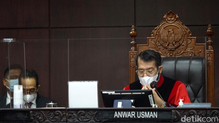 Mahkamah Konstitusi menolak permohonan uji materi UU Narkotika untuk terapi medis atau kesehatan. MK menilai materi yang diuji adalah kewenangan DPR dan pemerintah.