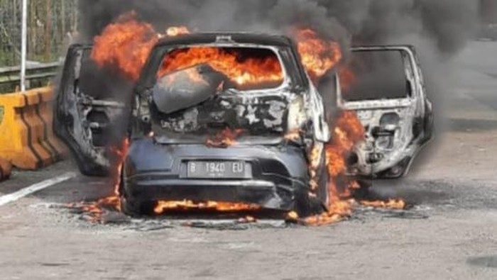Mobil Terbakar di Tol Jagorawi Arah Bogor, Pengemudi Selamat