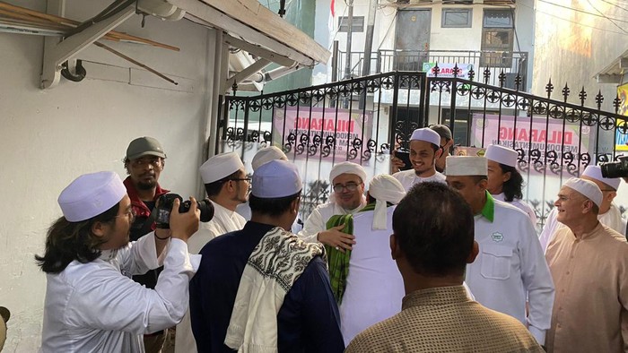 Momen Habib Rizieq disambut di Petamburan.