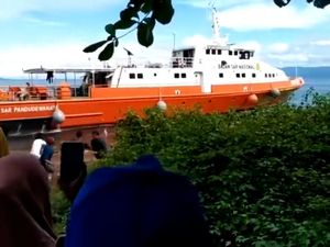 Momen Kapal Basarnas Dilempari Batu oleh Warga di Halmahera Selatan