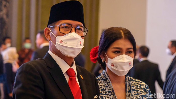 Dewan Komisioner OJK terpilih membacakan sumpah jabatan di gedung MA hari ini. Mereka menjabat untuk periode 2022-2027. Seluruh anggota DK OJK terpilih hadir termasuk Ketua OJK Mahendra Siregar.