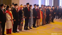 Ada 8 orang yang hadir di ruangan. Sementara itu, Mahendra Siregar positif COVID-19 sehingga mengikuti sumpah jabatan di ruang terpisah secara virtual.