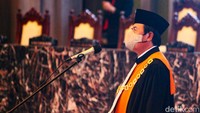 Pelantikan digelar pada pukul 08.00 oleh Ketua Mahkamah Agung RI Syarifuddin.
