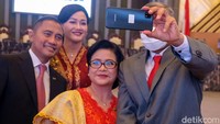 Para bos OJK melakukan foto bersama usai sumpah jabatan.