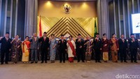 Seluruh anggota DK OJK terpilih hadir di ruang pelantikan. Sementara Ketua OJK Mahendra berada di ruangan terpisah karena positif COVID-19.