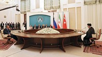 Presiden Rusia Vladimir Putin (kiri) Presiden Iran Ebrahim Raisi (kanan) dan Presiden Turki Recep Tayyip Erdogan (kiri) menghadiri pembicaraan di Istana Saadabad, di Teheran, Iran. (AP/Sergei Savostyanov)