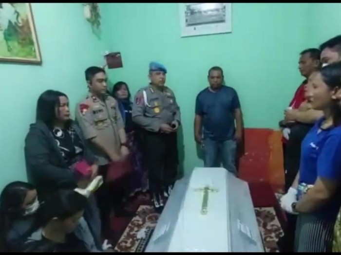 Momen saat penyerahan jenazah Brigadir Yoshua kepada keluarga (dok. Istimewa)