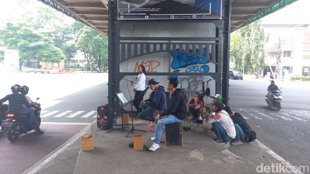 Musisi jalanan di Simpang Dago, Kota Bandung.
