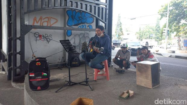 Musisi jalanan di Simpang Dago, Kota Bandung.
