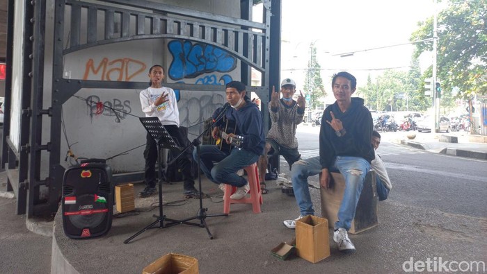 Musisi jalanan di Simpang Dago, Kota Bandung.