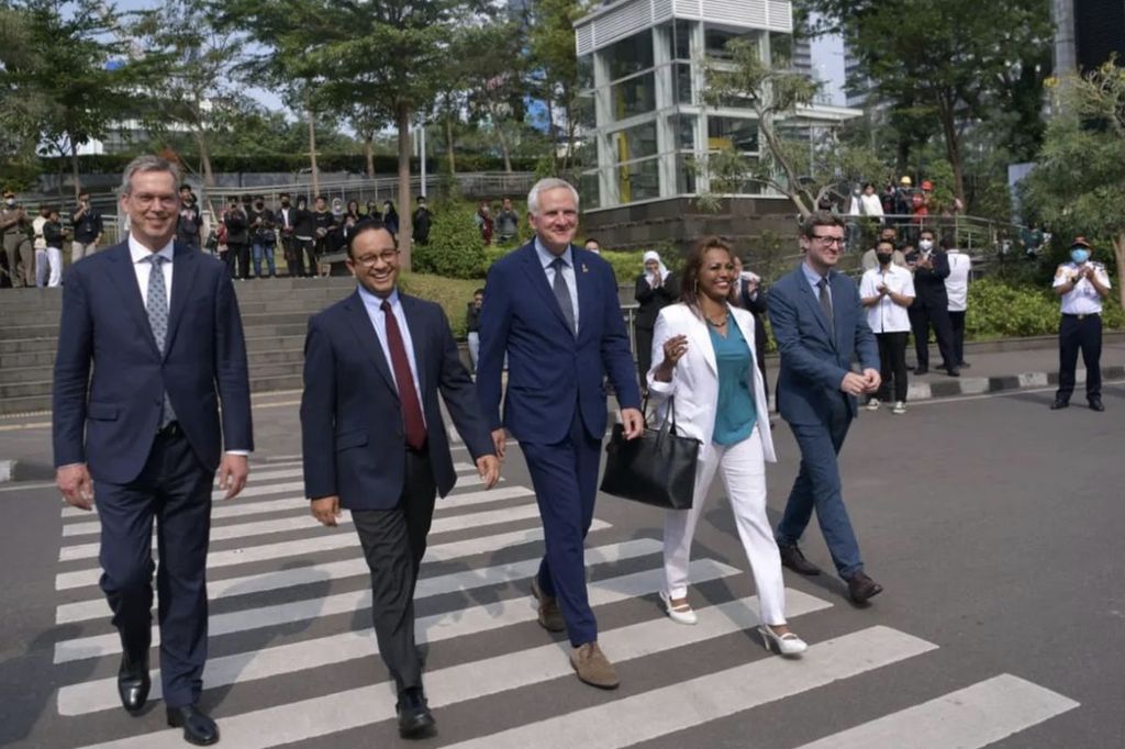 Nies Baswedan menyambut EU Ambassador H.E. Vincent Piket, dan Vice President of the European Investment Bank Mr. Kris Peeters serta jajarannya. (Tangkapan layar Instagram @aniesbaswedan)