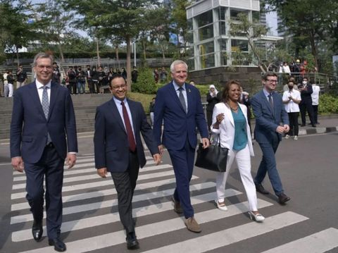 Nies Baswedan menyambut EU Ambassador H.E. Vincent Piket, dan Vice President of the European Investment Bank Mr. Kris Peeters serta jajarannya. (Tangkapan layar Instagram @aniesbaswedan)