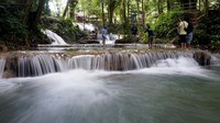 Objek wisata alam tersebut memiliki air terjun yang bersusun dengan air biru yang jernih, kanopi hutan dan pemandangan alam yang indah.