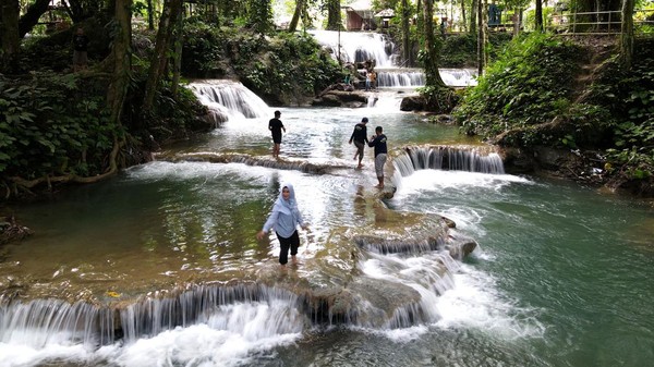 Sejumlah wisatawan mengunjungi objek wisata Air Terjun Pilaweanto di Desa Salodik, Kabupaten Banggai, Sulawesi Tengah, Rabu (20/7/2022).