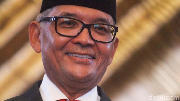 Ogi Prastomiyono sebagai Kepala Eksekutif Pengawas Perasuransian, Dana Pensiun, Lembaga Pembiayaan, dan Lembaga Jasa Keuangan Lainnya merangkap anggota