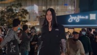 Istri Baim Wong, Paula Verhoeven juga ikut menjajal spot Citayam Fashion Week bersama Bonge. (Foto: dok. Instagram)