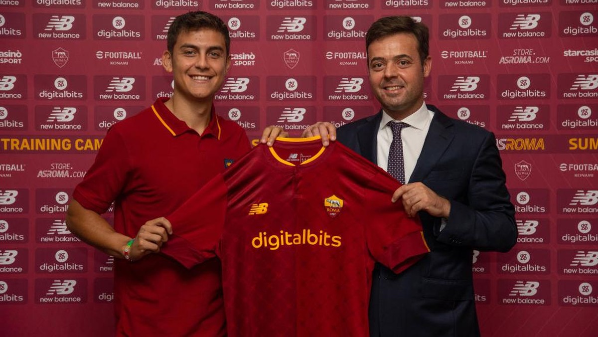 Dybala diumumkan sebagai pemain baru Roma. Foto: AS Roma via Getty Images/Fabio Rossi