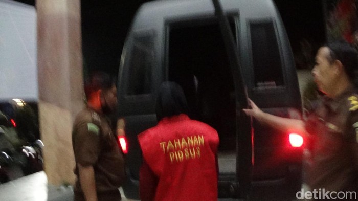 Pejabat Bank Pelat Merah di Sumenep tersangka dugaan korupsi ditangkap dan ditahan