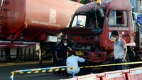 Petugas Komisi Nasional Keselamatan Transportasi (KNKT) beserta pihak terkait memeriksa kondisi kendaraan truk pengangkut bahan bakar miyak (BBM) yang mengalami kecelakaan di halaman Polres Metro Bekasi Kota, Bekasi, Jawa Barat, Selasa (19/7/2022). (Suwandy/Antara Foto)