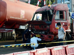 Truk Pertamina Seruduk Sejumlah Kendaraan di Cibubur, 8 Orang Tewas