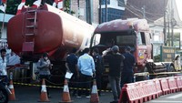 KNKT menyelidiki truk tersebut. Polisi telah menetapkan sopir dan kernet truk tangki Pertamina sebagai tersangka. (Suwandy/Antara Foto)  
