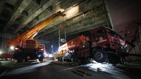 Alat berat memindahkan truk yang mengalami di Jalan Transyogi Cibubur, Senin (18/7/2022) lalu. Insiden ini menewaskan 11 orang tersebut kini kasusnya ditangani Satlantas Polres Metro Bekasi Kota. (Asprilla Dwi Adha/Antara Foto) 