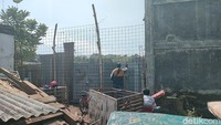 Saat ini, benteng kolam ikan yang jebol itu diketahui sudah ditutup dengan besi. Tidak ada seorang pun yang bisa masuk ke sana. Sebab, tanah tersebut diketahui tanah milik pribadi.