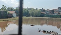 Ukurannya sangat luas, jika diibaratkan, seukuran lapangan sepak bola. Seluruh penjuru kolam dikelilingi oleh benteng. Namun, di bagian ujung paling belakang, terdapat satu bagian benteng yang roboh.