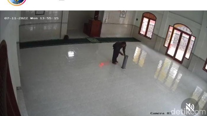 Tangkapan layar rekaman CCTV pencurian uang kotak infaq masjid di lereng Merapi.