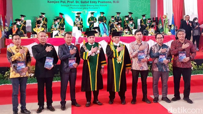 Pengukuhan Wakapolri Komjen Gator Edy Pramono sebagai profesor kehormatan di Universitas Riau.