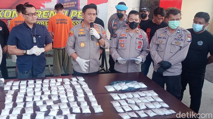 Pengungkapan 7,4 kilogram sabu di Makassar.