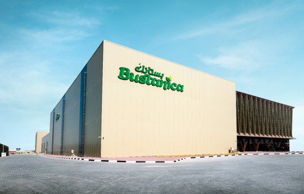Bustanica terletak di dekat Bandara Internasional Al Maktoum di Dubai World Central, fasilitas seluas 330.000 kaki persegi ini dirancang untuk menghasilkan lebih dari 1.000.000 kilogram sayuran hijau berkualitas tinggi setiap tahun.