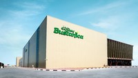 Bustanica terletak di dekat Bandara Internasional Al Maktoum di Dubai World Central, fasilitas seluas 330.000 kaki persegi ini dirancang untuk menghasilkan lebih dari 1.000.000 kilogram sayuran hijau berkualitas tinggi setiap tahun.