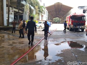 Ruko di CBD Polonia Medan Terbakar, Petugas Damkar jadi Korban