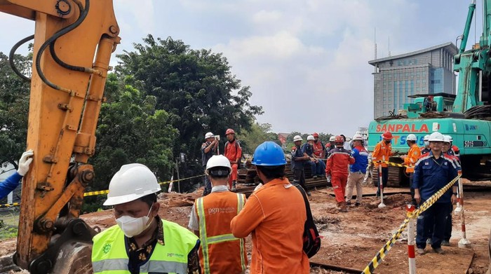 Petugas menangani kebocoran gas di Jl MT Haryono, Jakarta Timur, Rabu (20/7/2022).