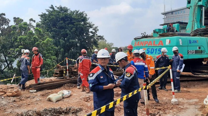 Petugas menangani kebocoran gas di Jl MT Haryono, Jakarta Timur, Rabu (20/7/2022).