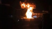Kobaran api yang melalap pikap muat drum BBM semakin tinggi dan mengerikan/Foto: Istimewa