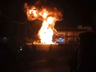 Api Berkobar di SPBU Paciran Lamongan Lalap Pikap Muat Drum BBM